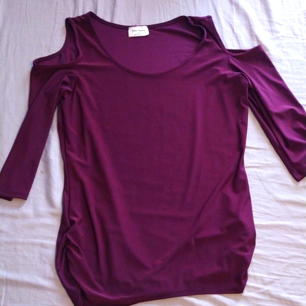 M maroon shoulder cut out blouse